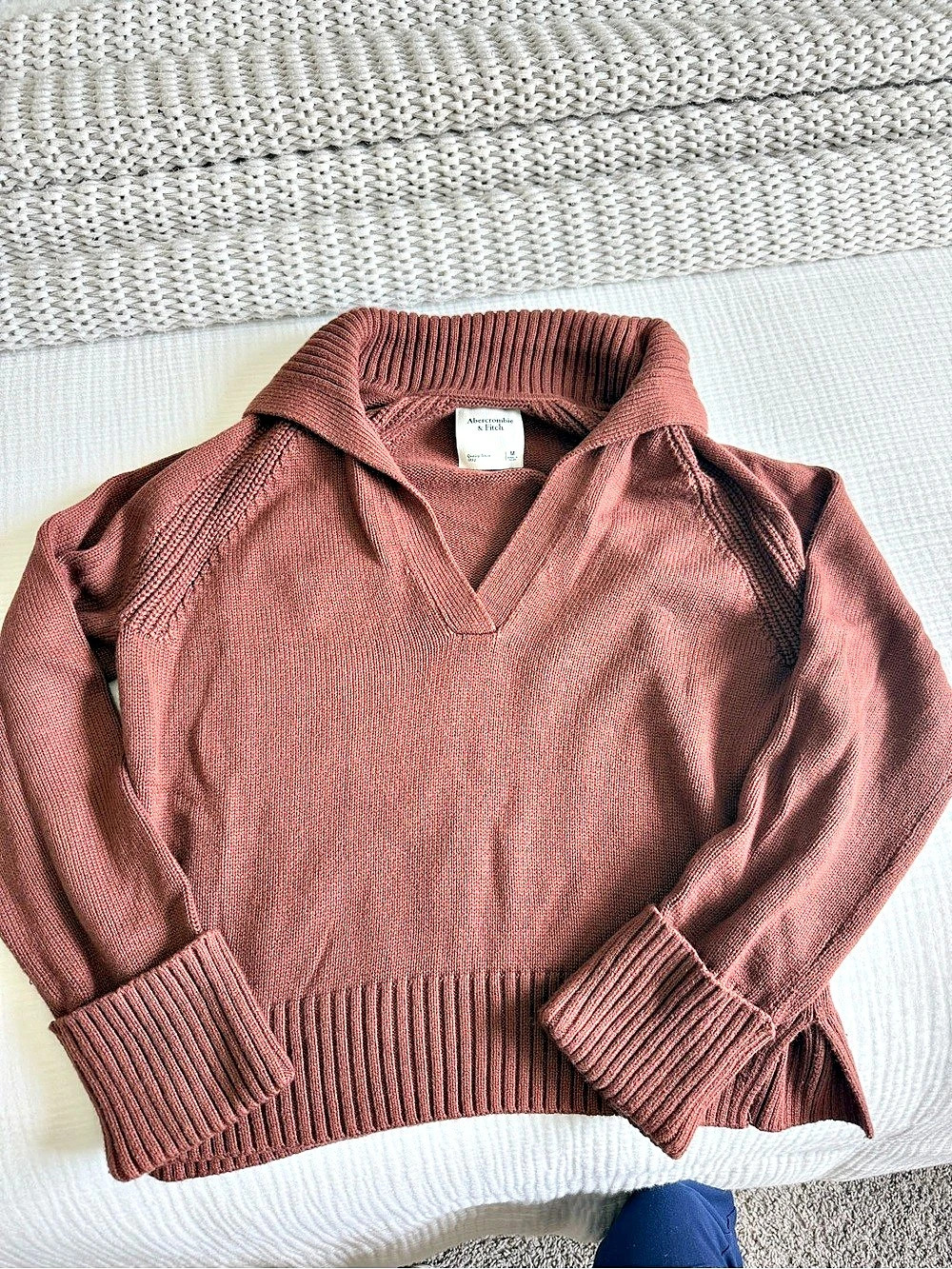 Abercrombie & Fitch V Neck Sweater in Brown Size M